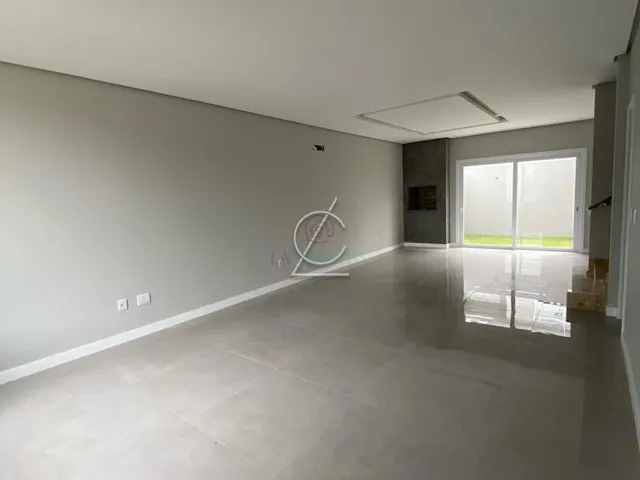 Imagem 3: Casa Sobrado no Bairro Moinhos de Vento com (03) três suítes, possui pátio