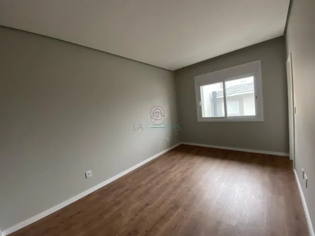 Imagem 15: Casa Sobrado no Bairro Moinhos de Vento com (03) três suítes, possui pátio