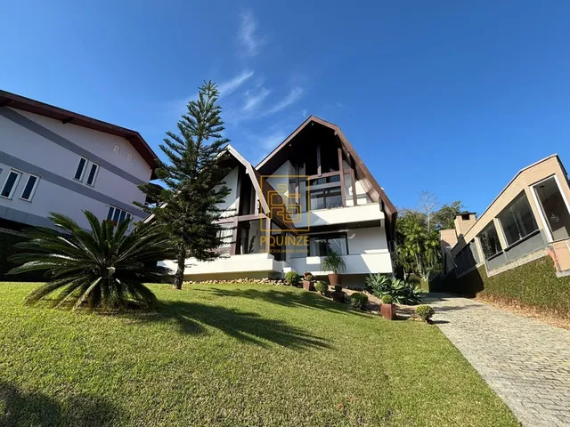 Imagem: Casa em estilo europeu, mobiliada e com