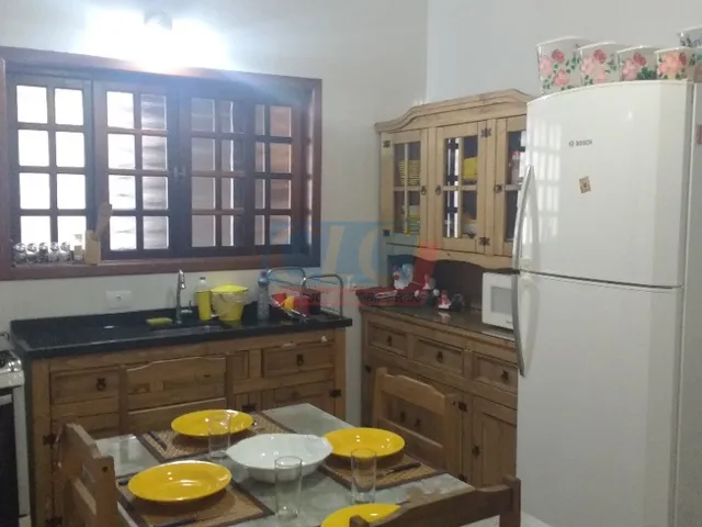 Imagem: A casa possui 3 Dormitórios, 1 Suíte, 2 Banheiros, 3