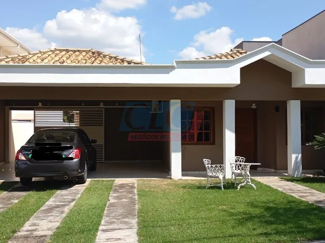 Imagem: A casa em condomínio possui 3 Dormitórios, 2 Suítes, 4