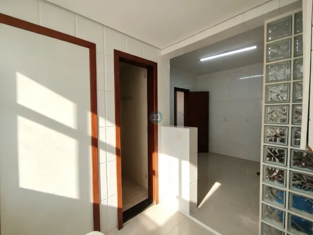Imagem 7: Alugo amplo apartamento 04 quartos, 01 garagem, todo reformado em condominio com piscina