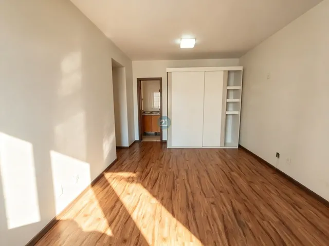 Imagem 13: Alugo amplo apartamento 04 quartos, 01 garagem, todo reformado em condominio com piscina