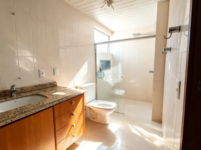 Imagem 4: Alugo amplo apartamento 04 quartos, 01 garagem, todo reformado em condominio com piscina