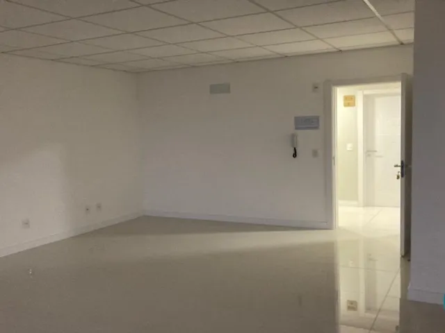 Imagem 2: Alugo Sala Comercial, com 33m², 01 vaga de garagem, em Barreiros, Itaguaçu Trade