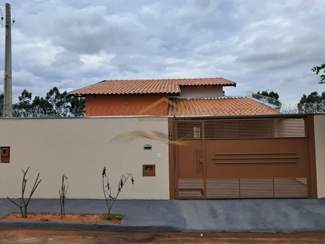 Imagem: A casa possui 4 Dormitórios, 1 Suíte, 2 Banheiros, 2