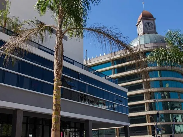 Imagem 14: Na esquina da Av. Sete de Setembro com Mal. Floriano, em frente ao Shopping Estação