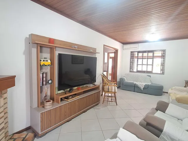 Imagem 2: Casa Térrea de 3 Dormitórios no Centro com Jardim