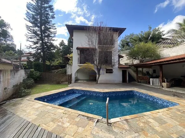 Imagem: A casa em condomínio possui 5 Dormitórios, 3 Suítes, 4