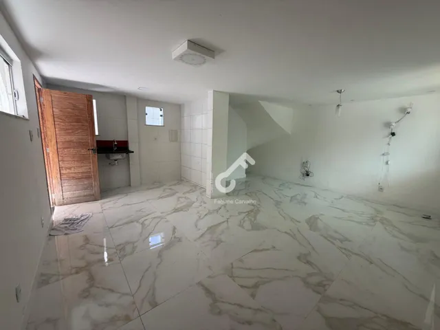 Imagem 3: ESTRADA DO COCO, Abrantes. Duplex composto de 2 quartos superiores sendo sendo 1 suíte