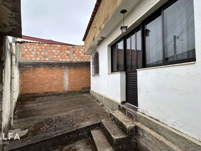 Imagem 3: Casa à Venda no Caminho Novo – Conforto, Espaço e Potencial de Ampliação