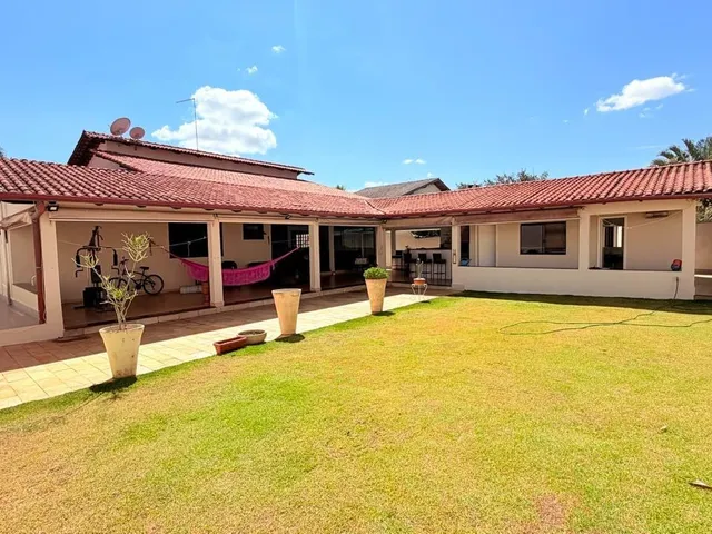 Imagem: A casa possui 3 Dormitórios, 3 Suítes, 4 Banheiros, 2