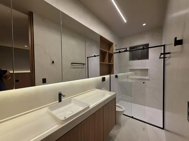 Imagem 13: P style="line-height: 1.4;">Refúgio Minimalista na QL 26: Onde o Design assinado
