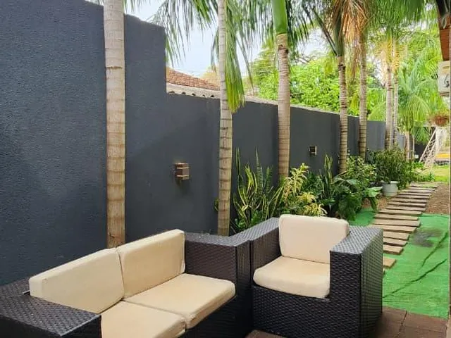 Imagem: Casa sozinha no terreno, com piscina à