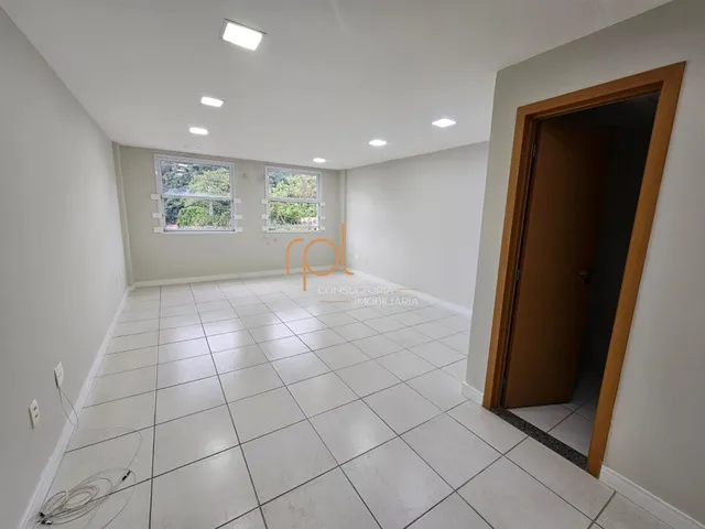 Imagem: A sala comercial possui 1 Banheiro, 1 Vaga na garagem,