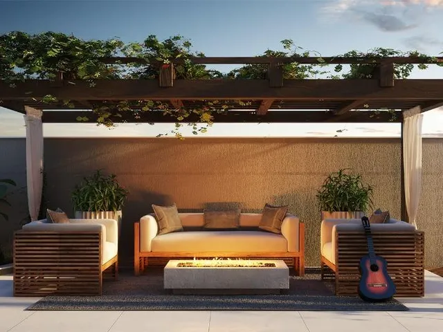 Imagem 15: Um empreendimento com ampla sacada, área de lazer mobiliada e decorada com revestimento