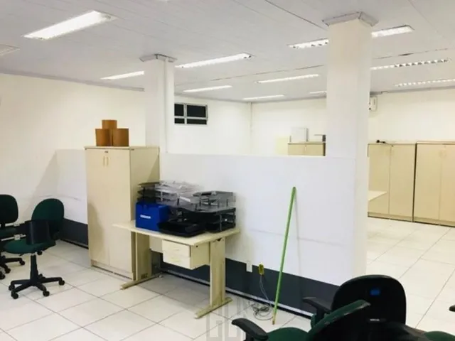 Imagem 5: Prédio Comercial no Cabula VI com 600 m² dividido em 20 salas 8 banheiros 6 vagas, ar