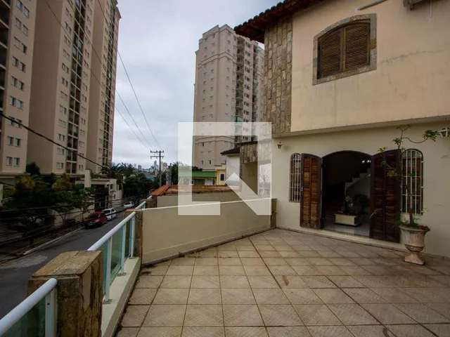 Imagem 5: Localizada no charmoso bairro de Vila Valparaíso, esta casa oferece uma excelente