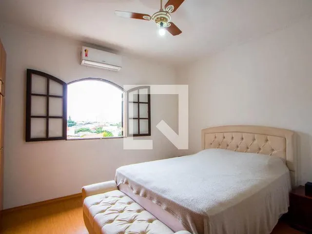 Imagem 13: Localizada no charmoso bairro de Vila Valparaíso, esta casa oferece uma excelente