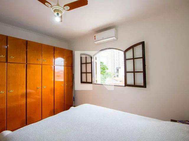 Imagem 15: Localizada no charmoso bairro de Vila Valparaíso, esta casa oferece uma excelente