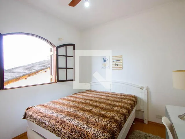 Imagem 4: Localizada no charmoso bairro de Vila Valparaíso, esta casa oferece uma excelente