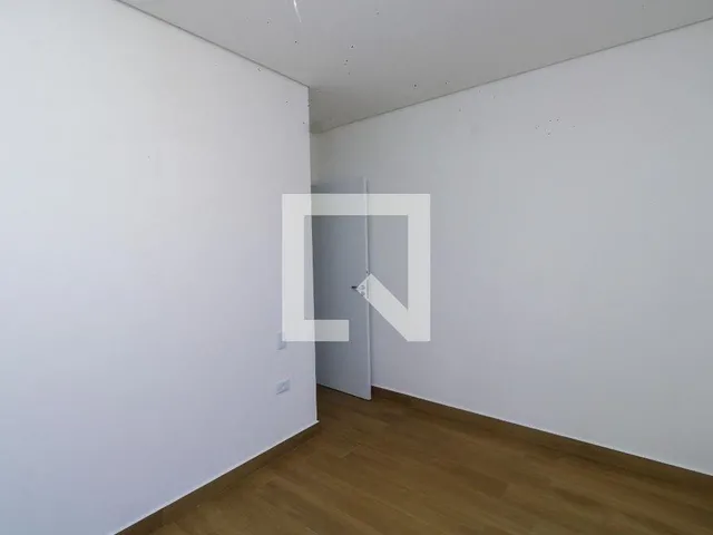 Imagem 6: Este espaçoso apartamento oferece um ambiente confortável e moderno, ideal para