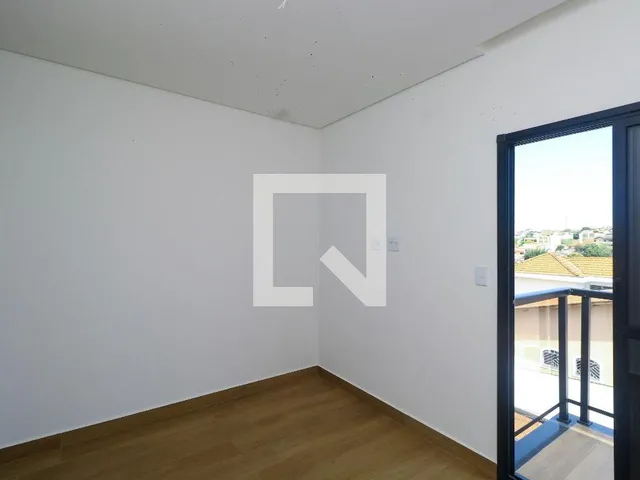 Imagem 14: Este espaçoso apartamento oferece um ambiente confortável e moderno, ideal para