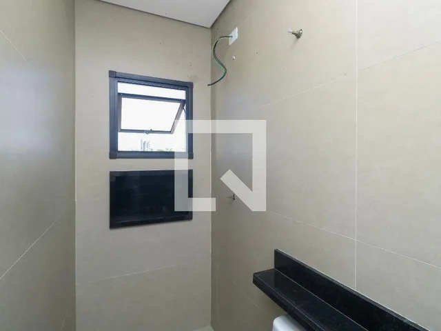 Imagem 11: Este espaçoso apartamento oferece um ambiente confortável e moderno, ideal para