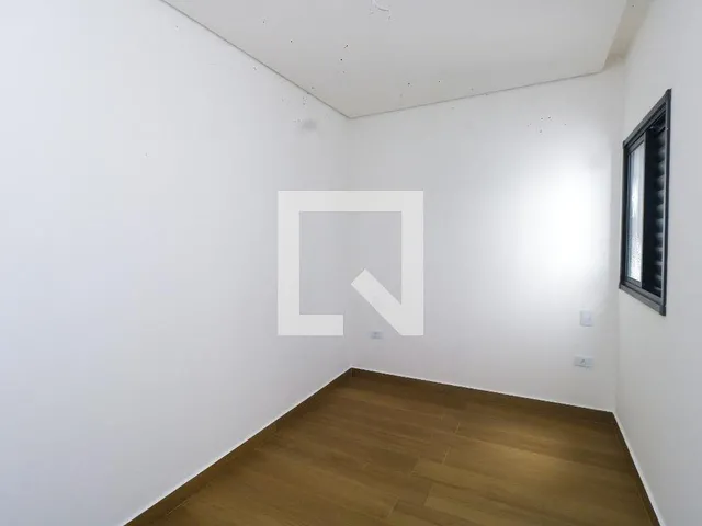 Imagem 4: Este espaçoso apartamento oferece um ambiente confortável e moderno, ideal para