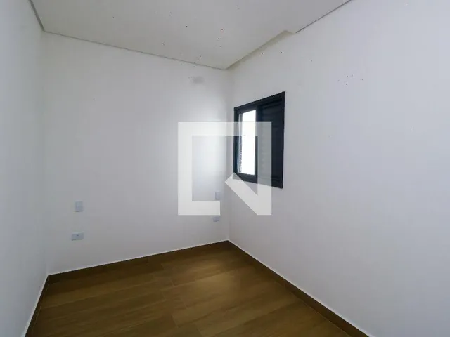 Imagem 3: Este espaçoso apartamento oferece um ambiente confortável e moderno, ideal para
