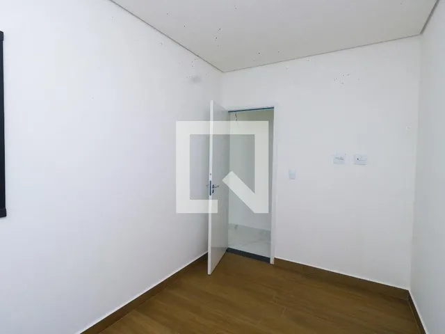 Imagem 13: Este espaçoso apartamento oferece um ambiente confortável e moderno, ideal para