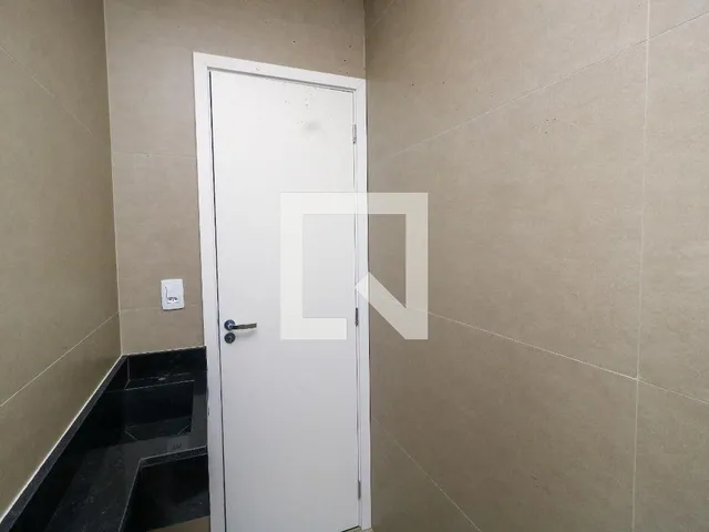 Imagem 2: Este espaçoso apartamento oferece um ambiente confortável e moderno, ideal para