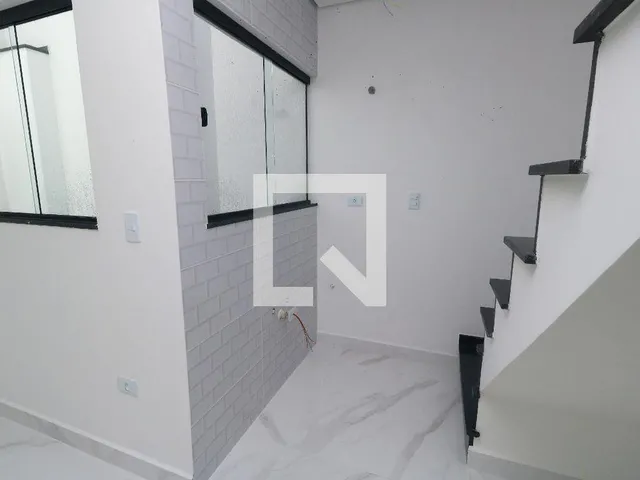 Imagem 12: Este espaçoso apartamento oferece um ambiente confortável e moderno, ideal para