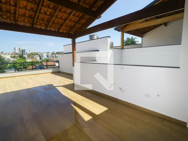 Imagem 10: Este espaçoso apartamento oferece um ambiente confortável e moderno, ideal para