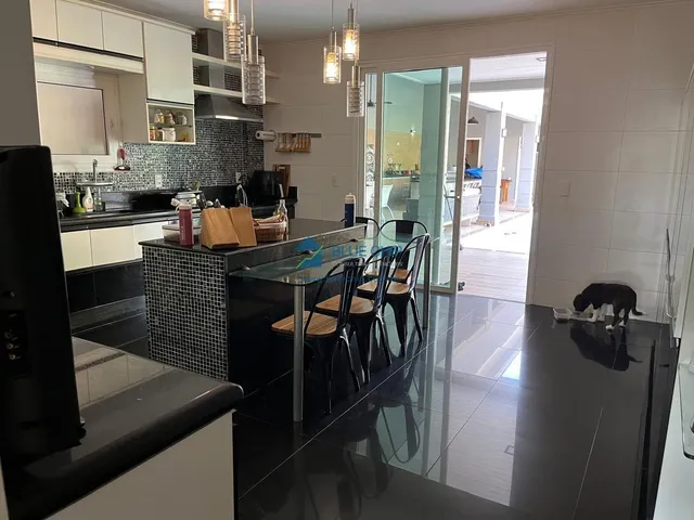 Imagem 7: Casa à Venda no Condomínio Quintas do Rio - Barra da Tijuca, com 6 Quartos, 4 suítes