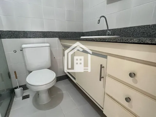 Imagem 2: Apartamento com 3 quartos amplo com dependência no Costa Azul