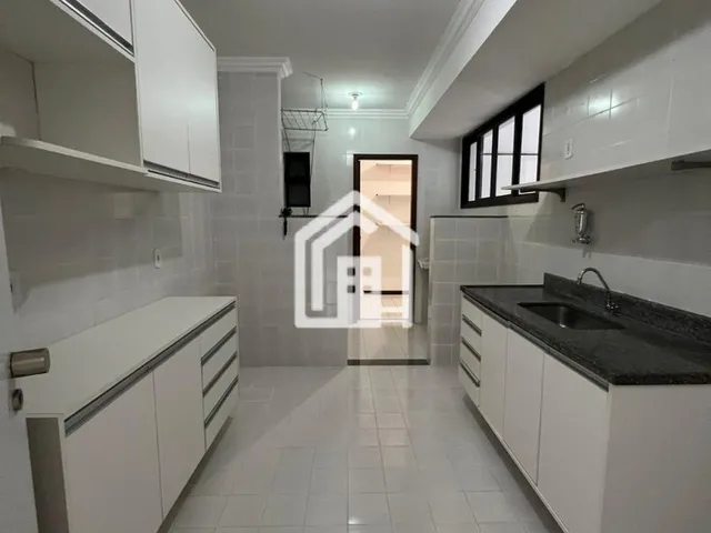 Imagem 3: Apartamento com 3 quartos amplo com dependência no Costa Azul