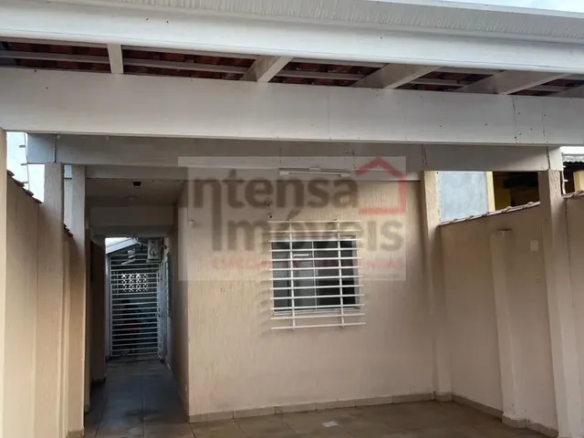 Imagem: A casa possui 3 Dormitórios, 2 Banheiros, 3 Vagas na