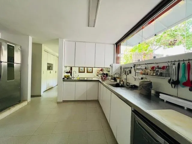 Imagem 10: Casa de Luxo à Venda na Barra da Tijuca - 4 Quartos, 4 Suítes, 4 Salas, 7 Banheiros, 5