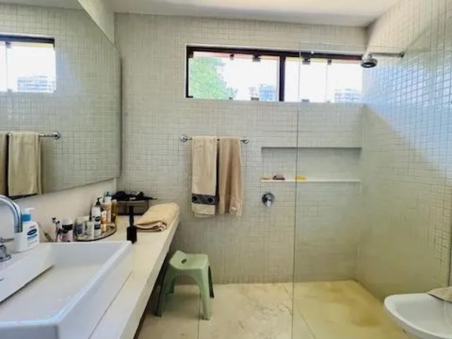 Imagem 2: Casa de Luxo à Venda na Barra da Tijuca - 4 Quartos, 4 Suítes, 4 Salas, 7 Banheiros, 5