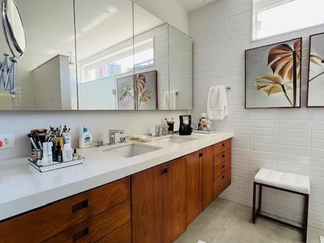 Imagem 3: Casa de Luxo à Venda na Barra da Tijuca - 4 Quartos, 4 Suítes, 4 Salas, 7 Banheiros, 5