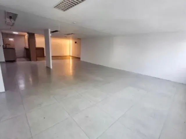 Imagem 11: Loja Comercial para Locação no Centro de Petrópolis-RJ: 2 Salas, 4 Banheiros, 380m²