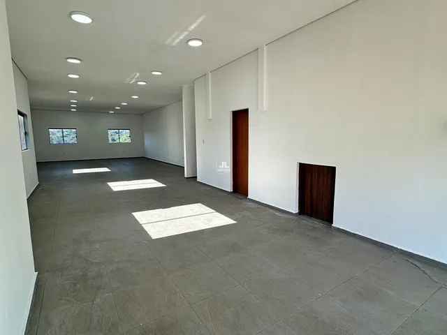 Imagem 5: Salão Comercial de Alto Padrão para Locação no Centro de Jarinu-Sp - 2 Banheiros, 2 Vagas de Garagem, 130M² de Área