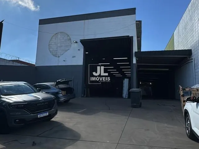 Imagem: O depósito possui 2 Banheiros, 10 Vagas na garagem, 900m²