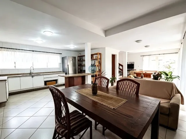 Imagem 6: Alugo ampla casa, com 03 suítes, 04 vagas de garagem, piscina, churrasqueira, e quintal