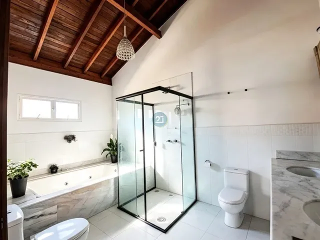 Imagem 16: Alugo ampla casa, com 03 suítes, 04 vagas de garagem, piscina, churrasqueira, e quintal