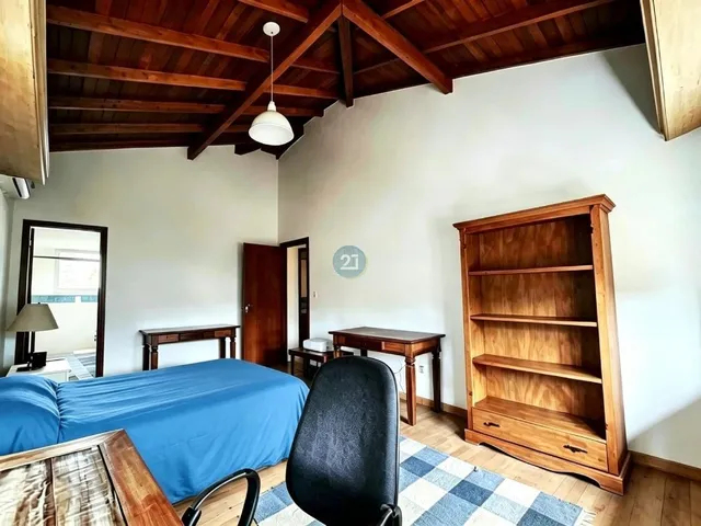 Imagem 10: Alugo ampla casa, com 03 suítes, 04 vagas de garagem, piscina, churrasqueira, e quintal