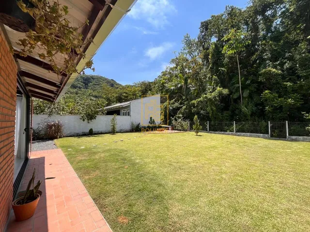 Imagem 3: Casa com amplo espaço externo no Centro de Rio dos Cedros