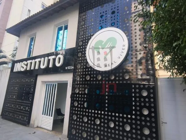 Imagem: A loja possui 4 Banheiros, 4 Vagas na garagem, 240m² de