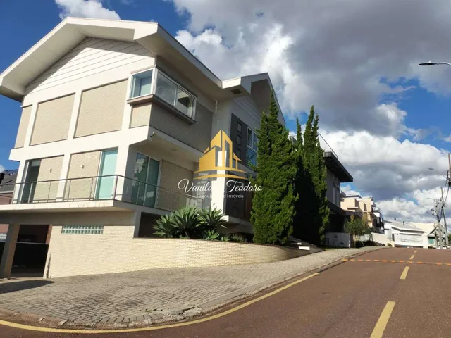 Imagem 3: Casa maravilhosa em condomínio alto padrão, construída em 2 terrenos, 3 suítes, 5
